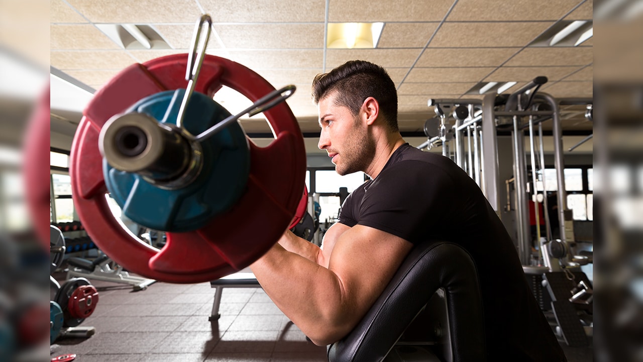 Curl de biceps banco scott o predicador: Guía de ejecución del ejercicio